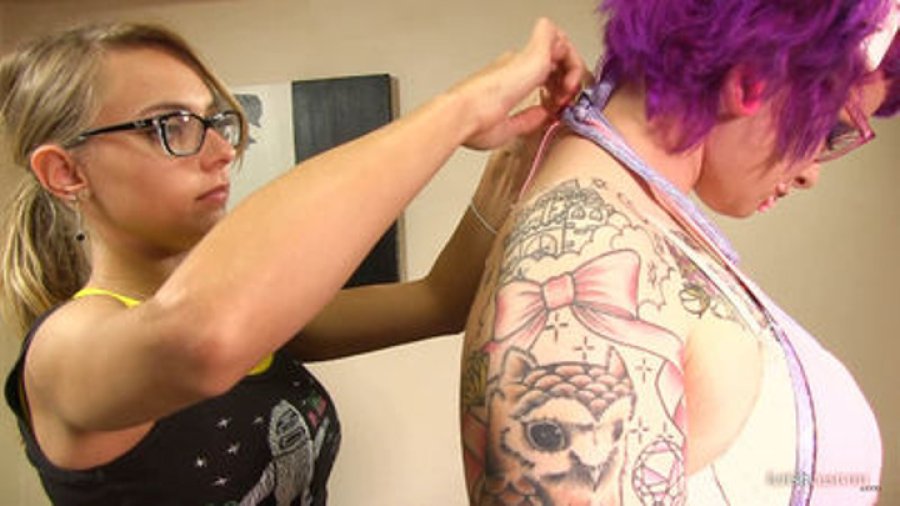 Strip Poker Battle - Ellie and Chloe Toy