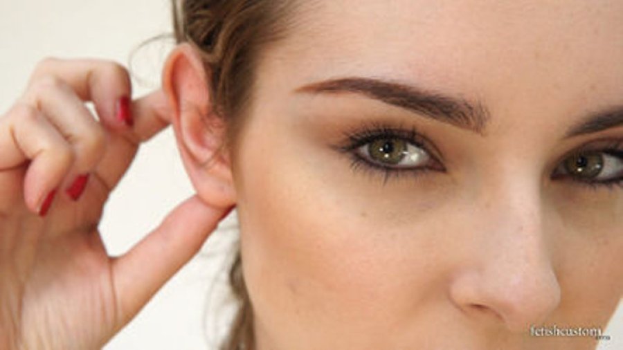 Portia Shows Off Her Ear Lobes and Pulls Them