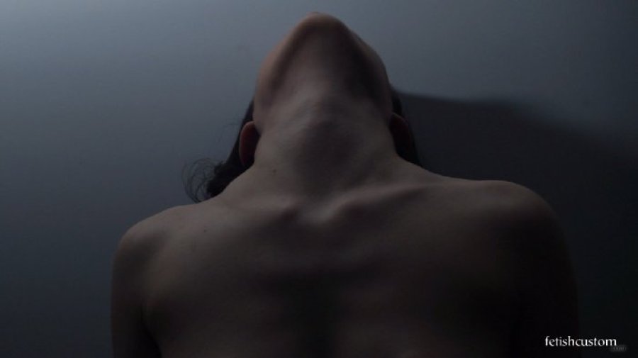 Neck Arching and Throat Exposure - Amelia