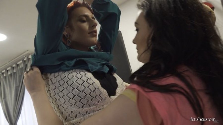 Strip Poker Battle - Faye Taylor and Bella