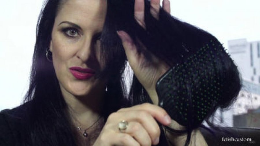 Caroline Pierce Relaxes and Mesmerizes You By The Sound Of Her Hair